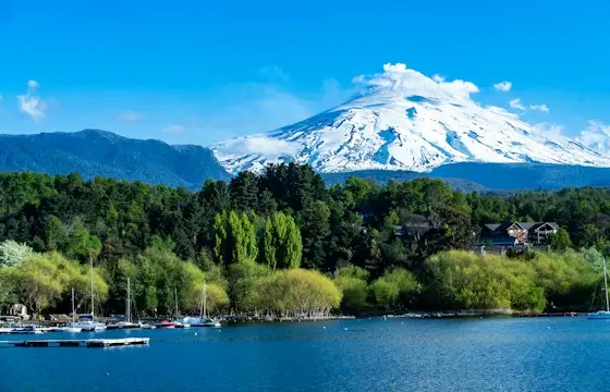 Lago con volcán nevado al fondo en el sur de Chile