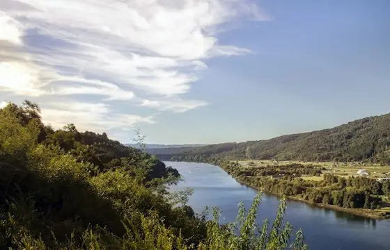 Río serpenteando por un valle verde del sur de Chile