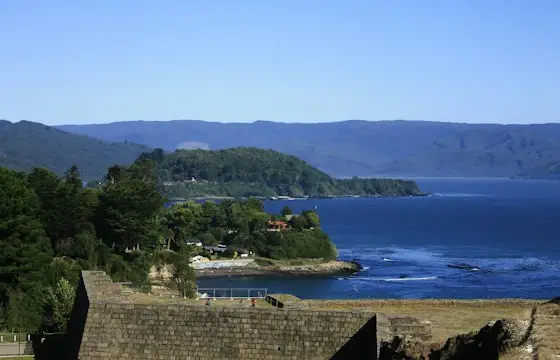 Bahía de un lago del sur con cerros azules