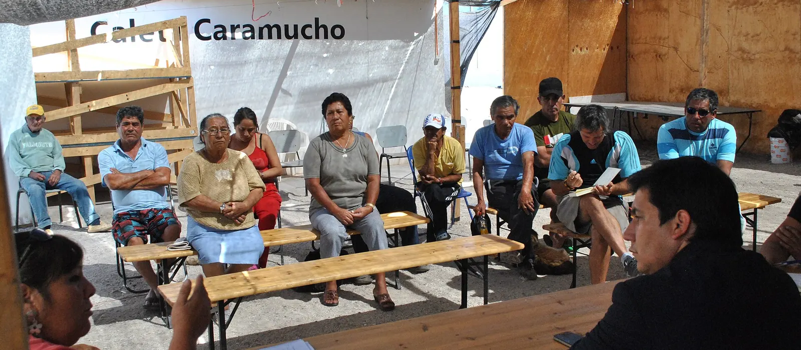 Vecinos de Caleta Caramucho reunidos en asamblea en su sede